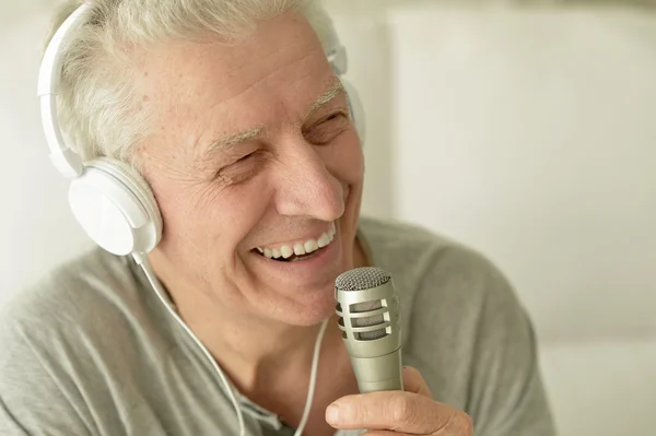 Senior man singing — Stock Photo, Image