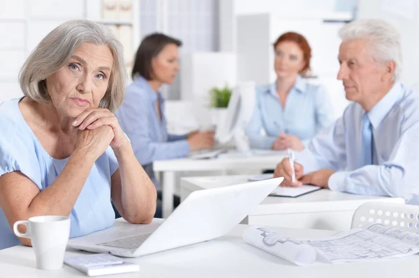 Gente de negocios en el cargo — Foto de Stock