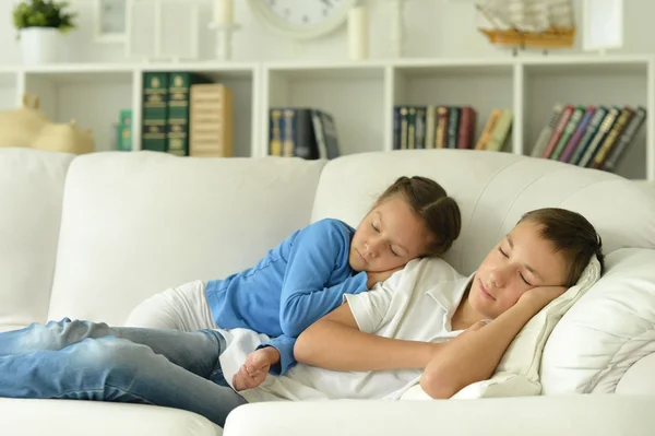 Durmiendo hermano y hermana en la habitación — Foto de Stock