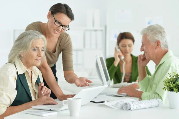 Les gens d'affaires actifs au bureau — Photo