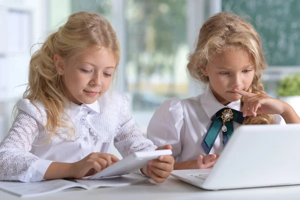 Meninas bonitas na classe — Fotografia de Stock