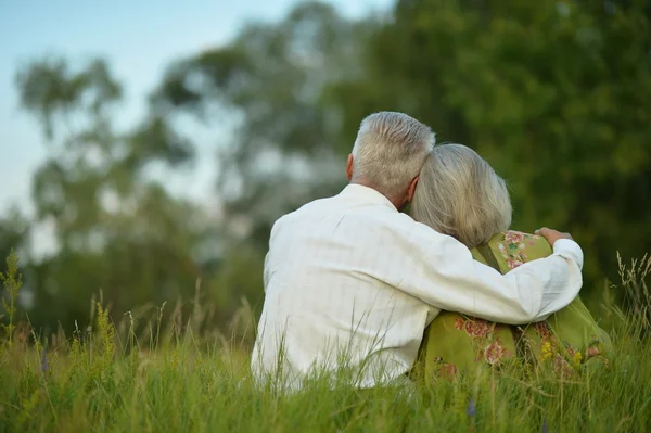 Seniorenpaar rastet im Park aus — Stockfoto