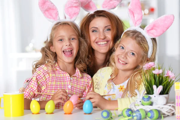 Moeder en haar dochters schilderij paaseieren — Stockfoto