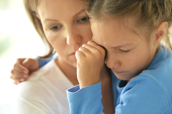 Triste mamá y su hija —  Fotos de Stock