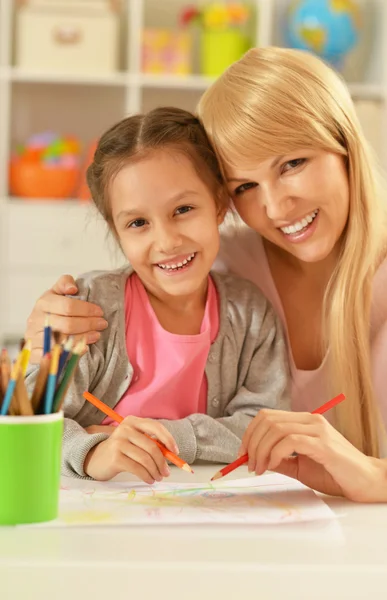 Ragazza pittura con madre — Foto Stock