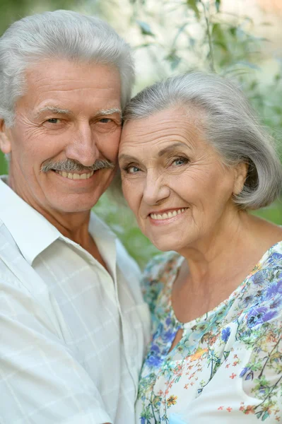 Parejas maduras en spring park — Foto de Stock