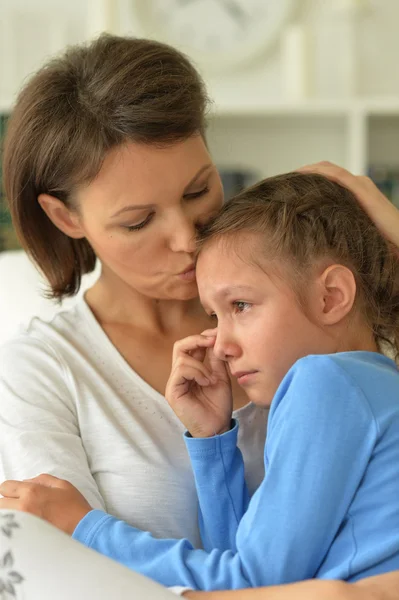 Smutna mama i córka — Zdjęcie stockowe