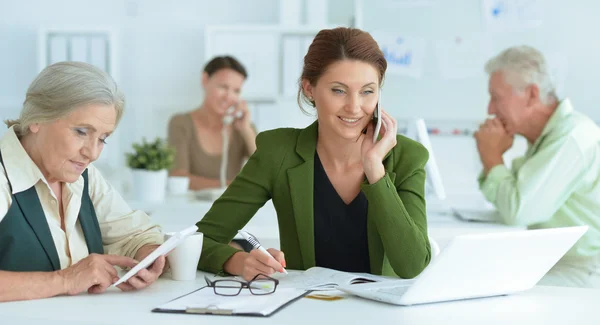 Les gens d'affaires actifs au bureau — Photo