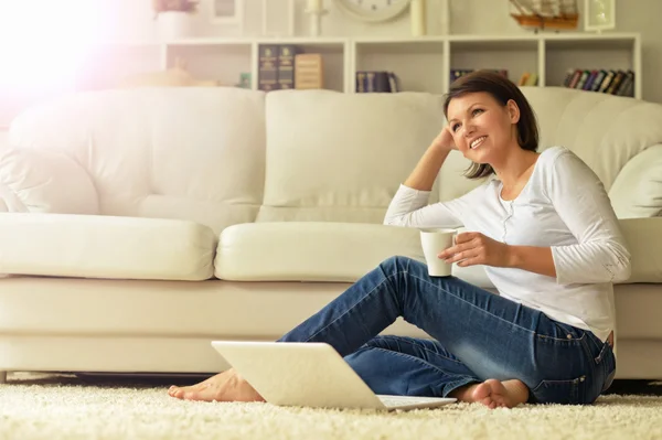 Mulher atraente usando laptop — Fotografia de Stock