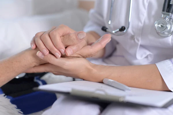 Doctor and her  senior patient — Stock Photo, Image