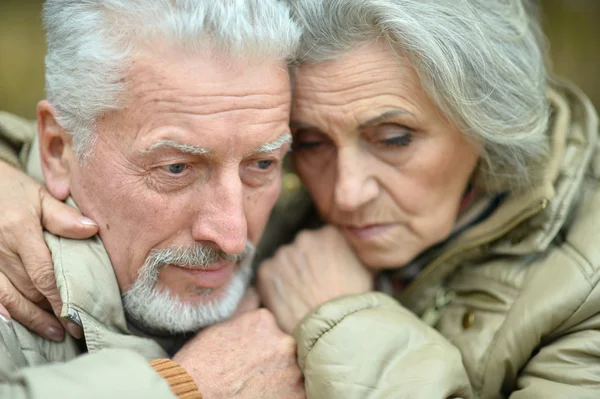 Грустная старшая пара в парке — стоковое фото