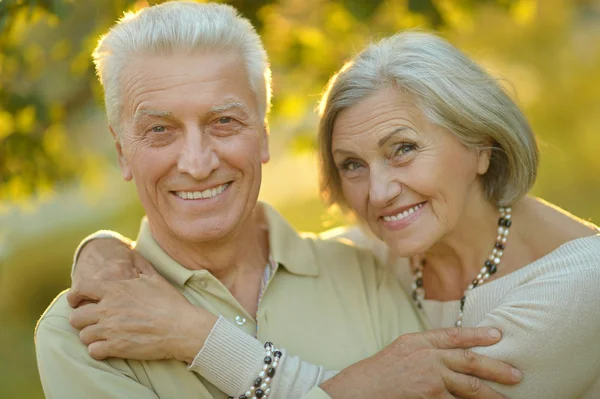 Pareja mayor en el parque de otoño — Foto de Stock