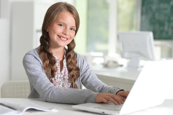 Schattig meisje met laptopcomputer — Stockfoto