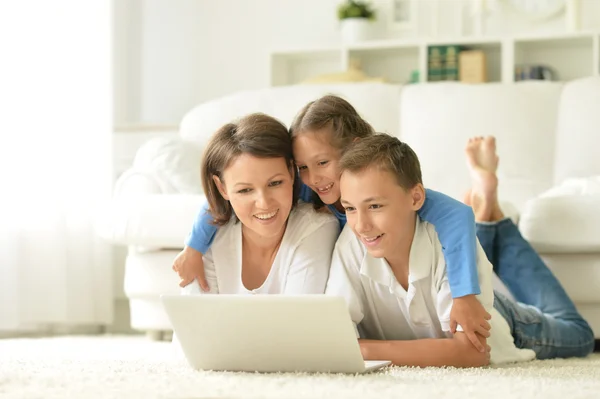 Porträtt av lycklig familj med laptop — Stockfoto