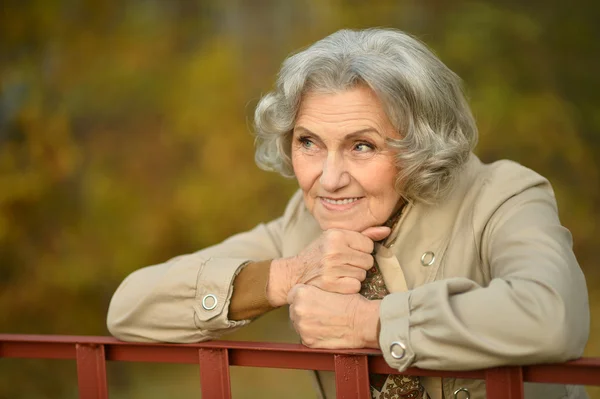 Oudere vrouw in herfstpark — Stockfoto