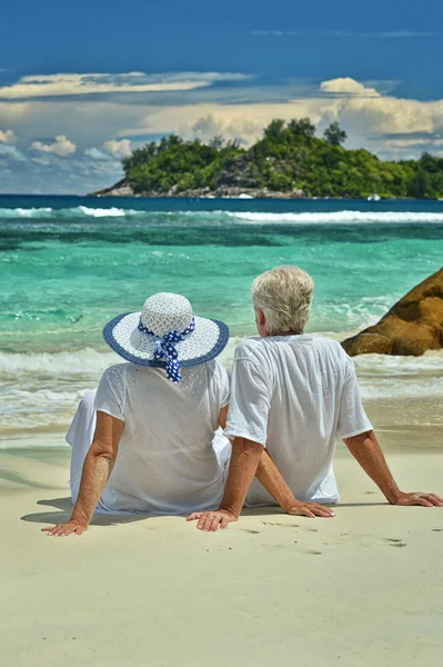 Pareja de ancianos descansar en la playa tropical — Foto de Stock