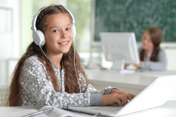 Menina bonito usando computador portátil — Fotografia de Stock