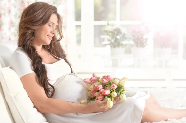 Glad leende gravid kvinna — Stockfoto