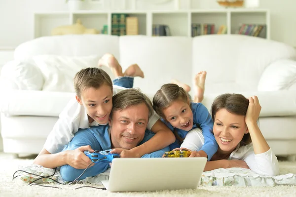 Famiglia a casa con laptop — Foto Stock