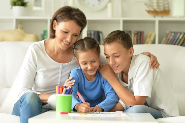 Portrait of happy family painting — Stock Photo, Image