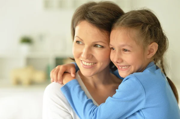 Moeder met dochter thuis — Stockfoto