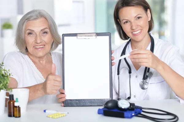 Medico e il suo paziente anziano — Foto Stock