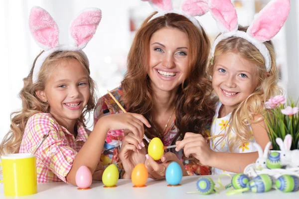 Moeder en haar dochters schilderij paaseieren — Stockfoto