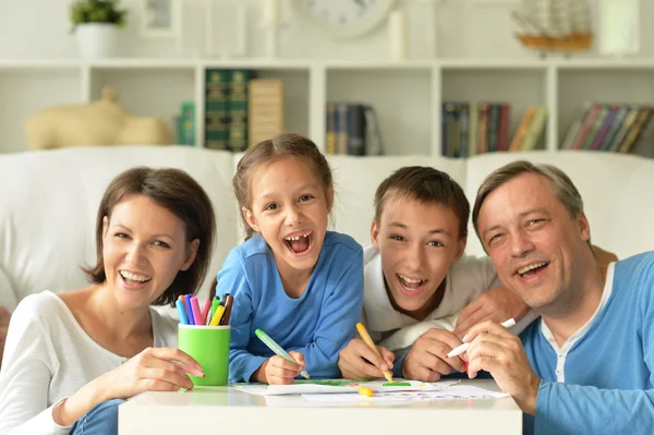 Portret van gelukkige familie schilderij — Stockfoto