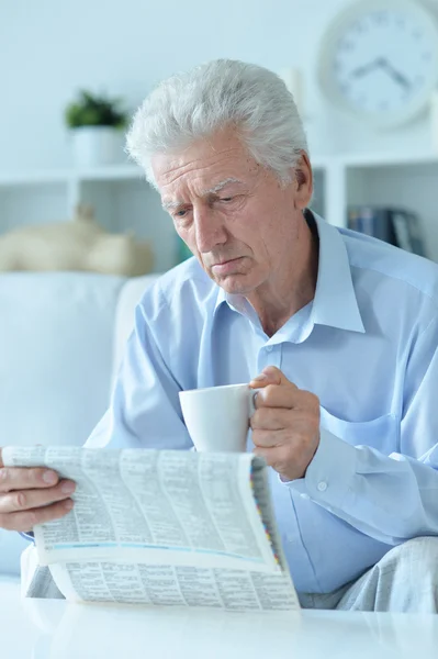 Portrait of senior man with newspaper — Stock Photo, Image