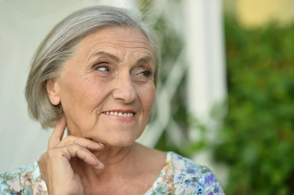 Seniorin im grünen Park — Stockfoto