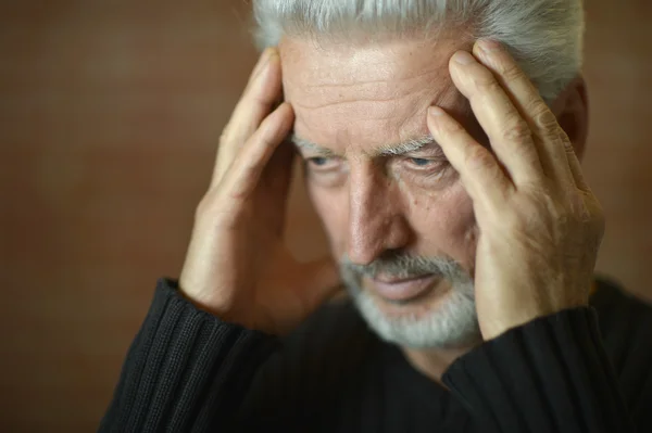 Triste uomo anziano a casa — Foto Stock