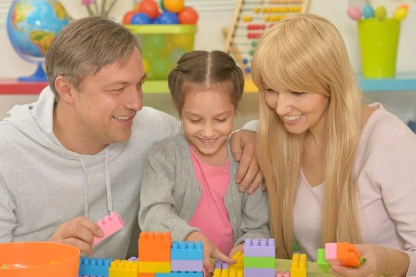 Família feliz jogando em casa — Fotografia de Stock