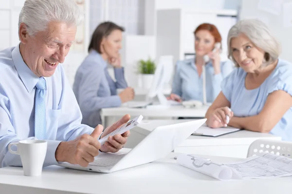 Les gens d'affaires actifs au bureau — Photo