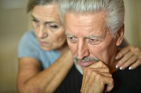 Triste coppia di anziani — Foto Stock