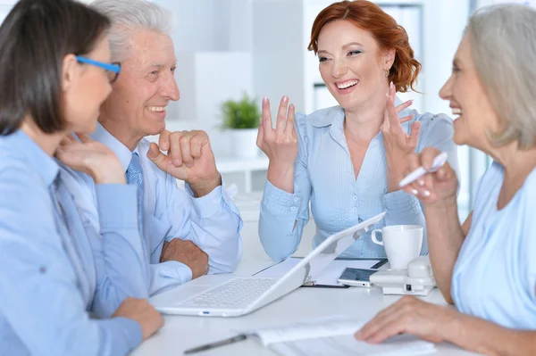 Les gens d'affaires actifs au bureau — Photo