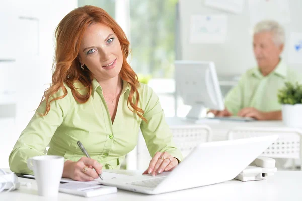 Arbeitende Geschäftsleute im Büro — Stockfoto