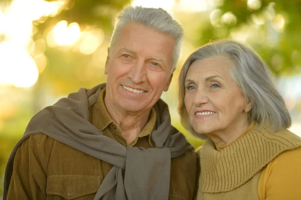 Senior par i höstparken — Stockfoto