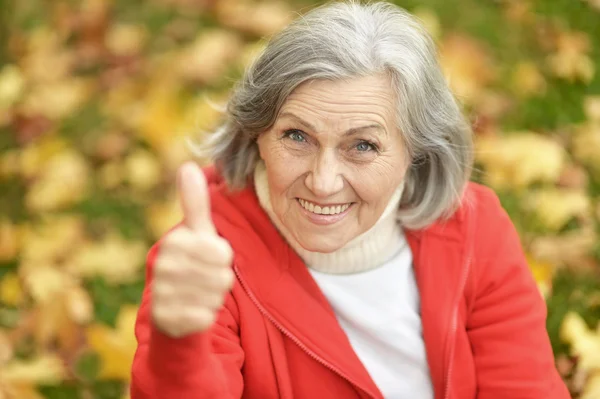 Donna anziana mostrando pollice in su — Foto Stock