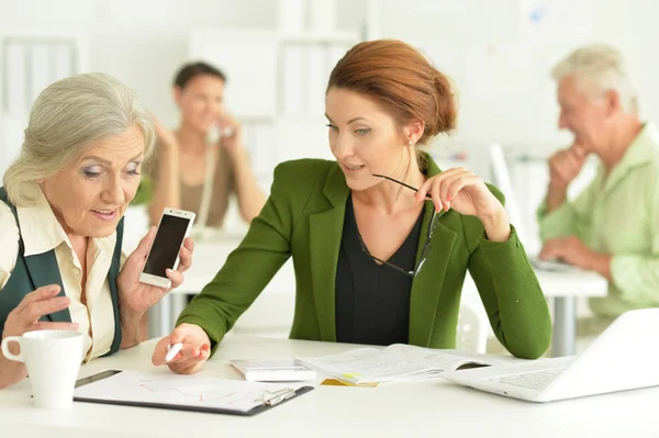 Les gens d'affaires actifs au bureau — Photo