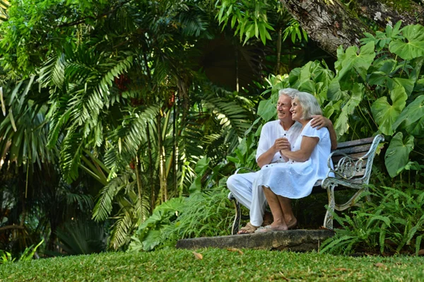 Bejaarde echtpaar in tropische tuin — Stockfoto