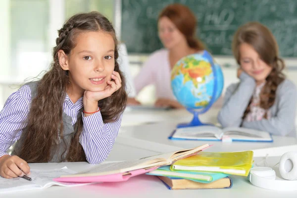 Insegnante con due ragazze a lezione — Foto Stock