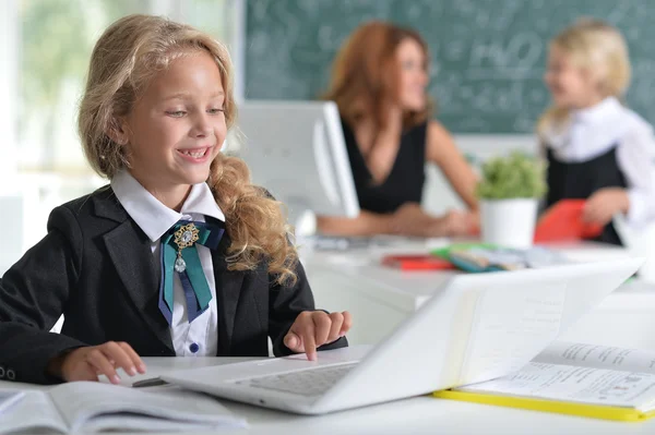 Profesor con dos niñas en la lección —  Fotos de Stock