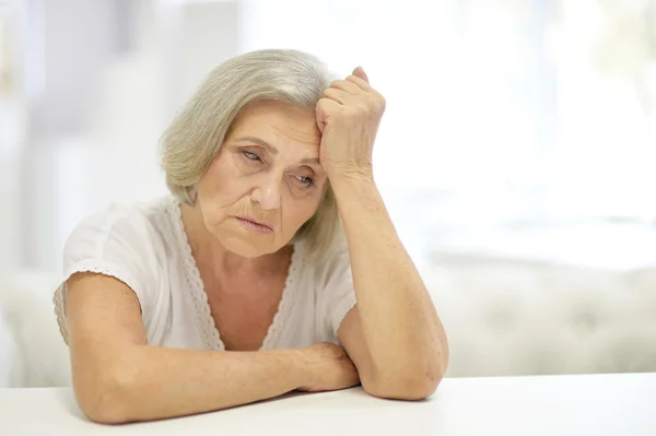 Donna triste e premurosa — Foto Stock