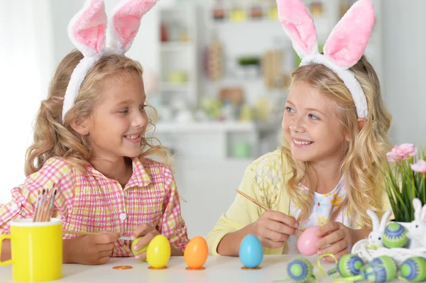 Dívky malují velikonoční vajíčka — Stock fotografie