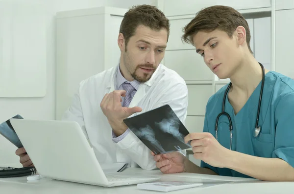 Medici maschi nello studio medico — Foto Stock
