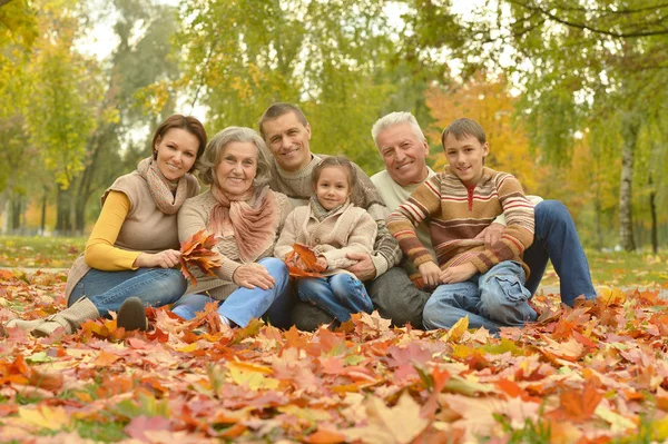 Familia feliz en bosque de otoño — Foto de Stock