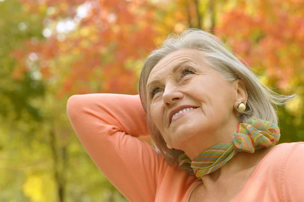 Seniorin im Herbstpark — Stockfoto