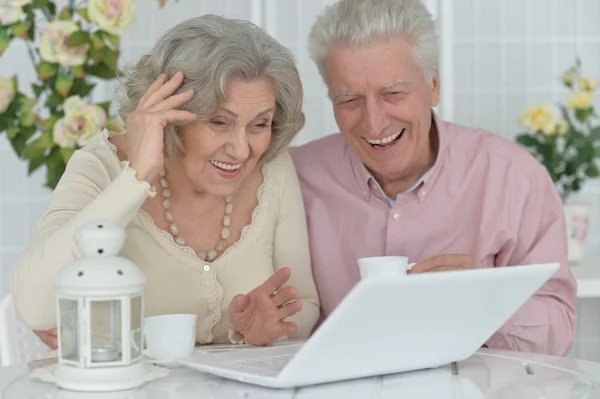 Senior par med bärbar dator — Stockfoto