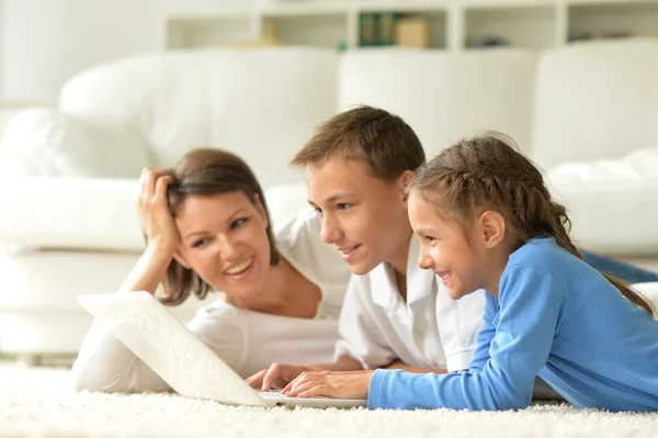 Retrato de familia feliz con el ordenador portátil — Foto de Stock