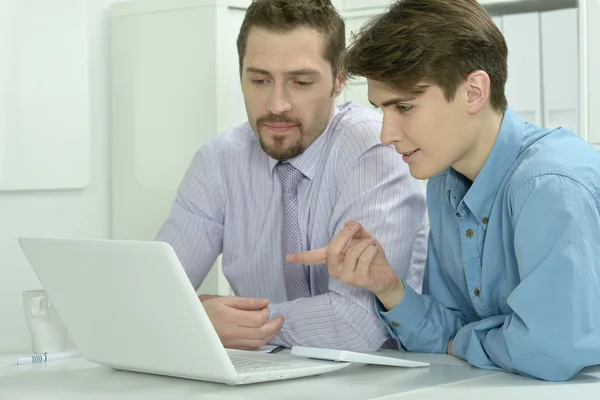 Two businessmen working on a laptop — Stock Photo, Image
